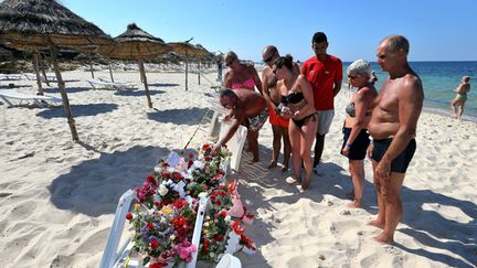 &nbsp; (Des touristes rendent hommage aux 38 victimes de l'attaque terroriste à Sousse. © Maxppp)