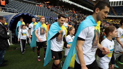 Les joueurs du Shakhtar Donetsk à leur entrée sur la pelouse au cours d'un match de charité face à Fenerbahce, en Turquie, le 19 avril 2022 (ALI ATMACA / ANADOLU AGENCY)