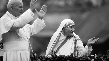 Le pape Jean Paul II et mère Teresa, à Calcutta (Inde), le 3 février 1986. (JEAN-CLAUDE DELMAS / AFP)