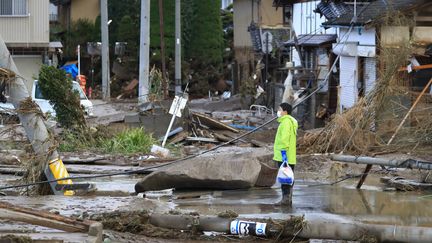 Un habitant regarde les dégâts causés par le typhon, à Nagano, le 15 octobre 2019. (HIROTO SEKIGUCHI / YOMIURI / AFP)