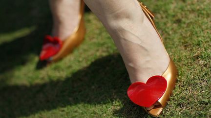 Une mari&eacute;e porte des chaussures orn&eacute;es d'un gros c&oelig;ur rouge pour son mariage &agrave; Palm Beach (Floride), le 14 f&eacute;vrier 2012. (JOE RAEDLE / GETTY IMAGES NORTH AMERICA)