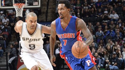 Le meneur de Detroit Brandon Jennings prend le meilleur sur Tony Parker