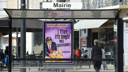 Une affiche de la mairie de Béziers, dans cette ville de l'Hérault, le 19 septembre 2017. (SYLVAIN THOMAS / AFP)