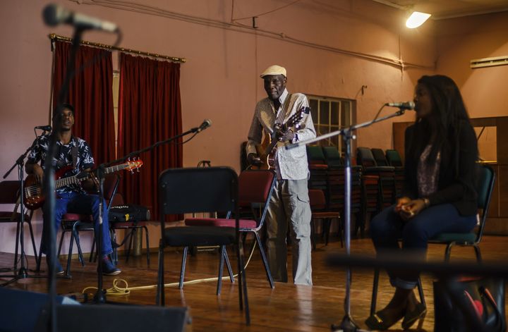 "Pakare Paye" : Tuku et les jeunes musiciens de son "école"
 (Jekesai NJIKIZANA / AFP)