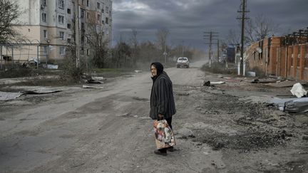 Une vieille femme marche dans un village de la région de Kherson autrefois occupé par les forces russes, le 3 novembre 2022. Photo d'illustration. (BULENT KILIC / AFP)