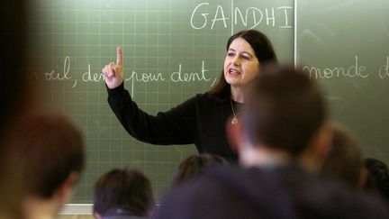 Une enseignante anime un d&eacute;bat dans une classe du lyc&eacute;e Maurice-Ravel, &agrave; Paris,&nbsp;le 12 janvier 2012,&nbsp;apr&egrave;s l'agression mortelle d'un &eacute;l&egrave;ve au Kremlin-Bic&ecirc;tre. (THOMAS COEX / AFP)