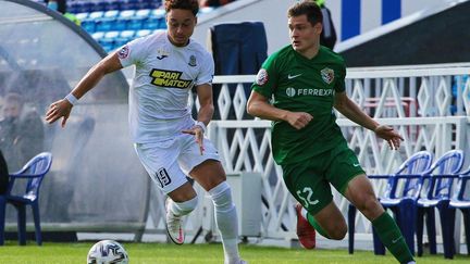 Maxime Do Couto (à gauche) avec son maillot de l'Olimpik Donetsk.