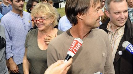 Nicolas Hulot et Eva Joly manifestent côte à côte contre le futur aéroport de Notre-Dame-des-Landes, près de Nantes, le 9 juillet 2011. (AFP - JEAN-SEBASTIEN EVRARD)