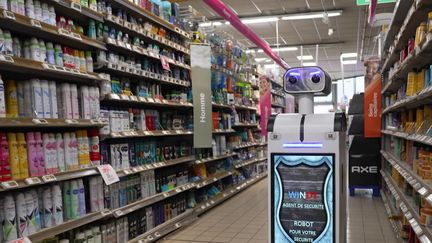 Dans deux supermarchés du Havre en Seine-Maritime, une petite révolution est en train de s'opérer. Depuis quelques mois, un petit robot baptisé Windy parcourt les allées pour prêter main-forte aux agents de sécurité et dissuader les actes malveillants. Les vols ont baissé de 30 %.