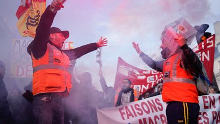 Des manifestants de la CGT-cheminots, le 5 décembre 2019,&nbsp;à Paris.&nbsp; (LAURE BOYER / AFP)