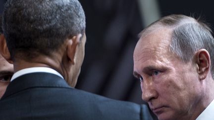 Le président américain, Barack Obama, parle avec&nbsp;le président russe Vladimir Poutine au sommet de l'Apec du&nbsp;20 novembre 2016, à Lima (Pérou).&nbsp; (BRENDAN SMIALOWSKI / AFP)