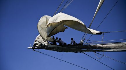 Le "Juan Sebastian De Elcano" quitte le port de Lisbonne (Portugal) en direction de Cadix (Espagne)&nbsp;dimanche 22 juillet 2012,&nbsp;pendant la&nbsp;Tall Ship Race 2012, une course de voiliers &eacute;coles. (PATRICIA DE MELO MOREIRA / AFP)