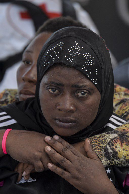 Migrantes secourues au large des côtes libyennes par une ONG maltaise et la Croix-Rouge italienne le 4 novembre 2016. (AFP - Andres Solaro)