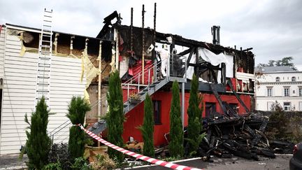 Les décombres du gîte frappé par un incendie meurtrier à Wintzenheim (Haut-Rhin), le 9 août 2023. (SEBASTIEN BOZON / AFP)