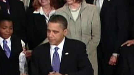 Barack Obama en train de signer le texte sur la réforme de l'assurance maladie (France 2)