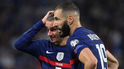 Les attaquants de l'équipe de France Karim Benzema et Antoine Griezmann, face à la Finlande le 7 septembre 2021. (FRANCK FIFE / AFP)