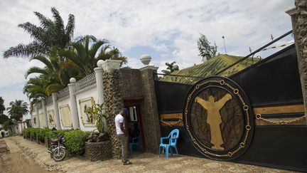 L'entrée de la villa de l'artiste congolais Papa Wemba à Kinshasa transformée en musée de la rumba.&nbsp; (JUNIOR KANNAH / AFP)