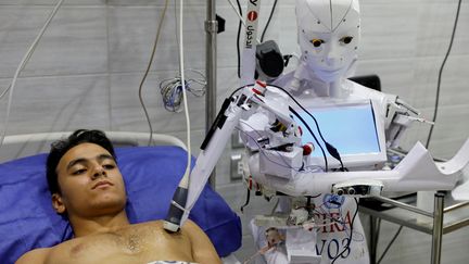 Un patient volontaires examiné par le robot Cira-3, conçu par un ingénieur égyptien, à l'hôpital privé de la ville de Tanta, au nord du Caire. (MOHAMED ABD EL GHANY / Reuters)