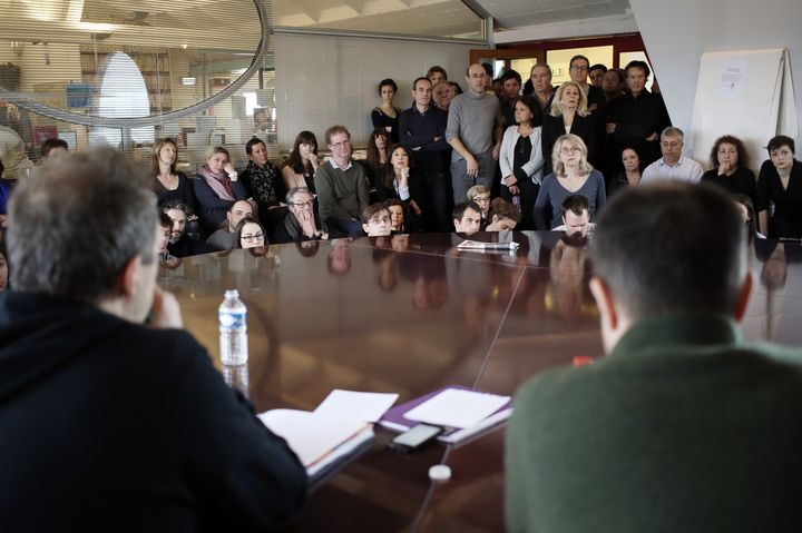 Les salari&eacute;s de "Lib&eacute;ration" se r&eacute;unissent en assembl&eacute;e g&eacute;n&eacute;rale, le 20 f&eacute;vrier 2014. (KENZO TRIBOUILLARD / AFP)