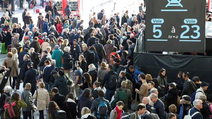 De&nbsp;très nombreux voyageurs sont restés bloqués, le 18 octobre 2019, dans les gares parisiennes.&nbsp; (MAXPPP)