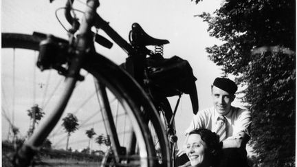 Le château de Tours, en partenariat avec le Jeu de Paume, présente le parcours de Willy Ronis, figure du courant humaniste français. Un photographe attentif à la vie ordinaire près de chez lui et aussi grand voyageur, curieux et cultivé, observateur engagé des grands mouvements sociaux. L'exposition, imaginée à partir de la donation faite par Willy Ronis à l'Etat en 1983, montre des icônes comme "Les Amoureux de la Bastille" ou le "Nu provençal", et aussi des images moins connues. Du 28 juin au 29 octobre 2017. Ici Jeanne et Jacques près de Paris, 1937, Ministère de la Culture et de la Communication / Médiathèque de l'architecture et du patrimoine / Dist RMN-GP
 (Donation Willy Ronis )