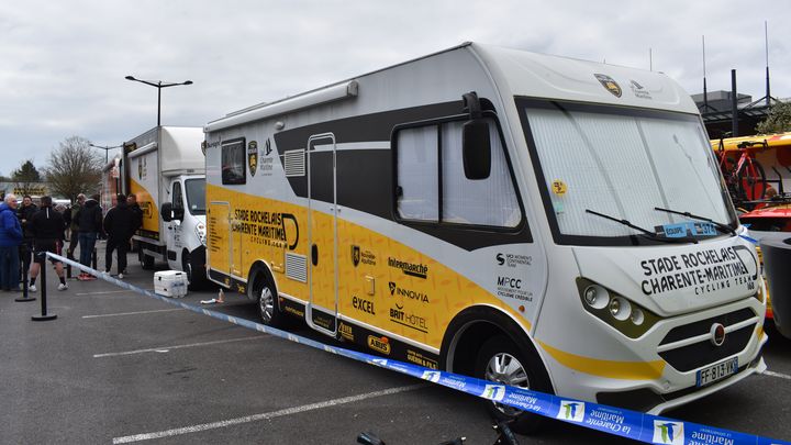 Le camping-car du Stade Rochelais Charente-Maritime, avant le départ de la troisième édition de Paris-Roubaix femmes, le 8 avril 2023. (Hortense Leblanc)