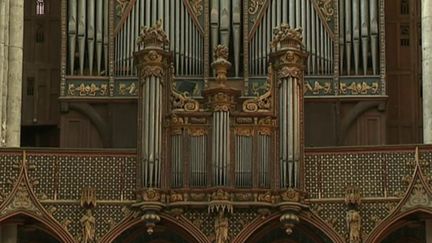 L'orgue de la cathédrale d'Amiens (Somme) s'apprête à retrouver une seconde jeunesse. Une équipe du 12/13 a pu filmer le démontage de cet instrument majestueux, une opération nécessaire avant sa restauration. (France 3)