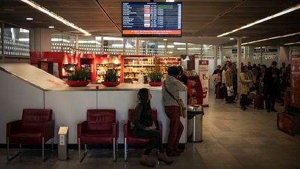 Des voyageurs à l'aéroport d'Orly (Val-de-Marne), le 10 octobre 2018. (LIONEL BONAVENTURE / AFP)