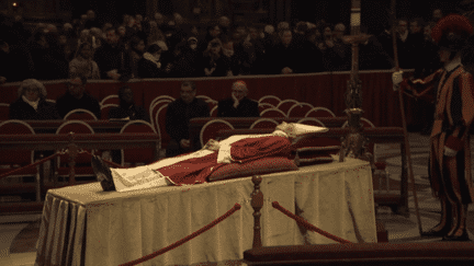 Monseigneur Georg Gänswein, secrétaire particulier de Benoît XVI, a sorti un livre qui fait déjà polémique au Vatican. (CAPTURE ECRAN FRANCE 2)