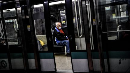 Un homme dans le métro parisien pendant le confinement, le 4 mai 2020. (CHRISTOPHE ARCHAMBAULT / AFP)