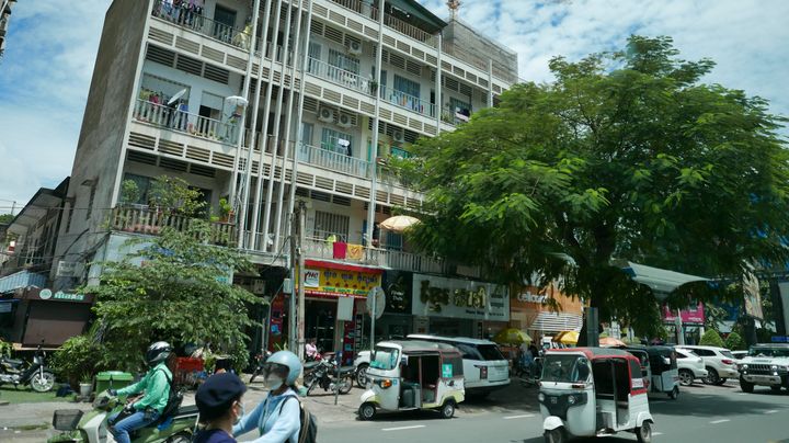 Vue de Phnom Penh. Reparti de zéro il y a un peu plus de vingt ans après les années de plomb de Pol Pot dans les années soixante-dix puis deux décennies instables, le Cambodge s’est modernisé à la vitesse de la lumière.&nbsp; (EMMANUEL LANGLOIS / FRANCEINFO)