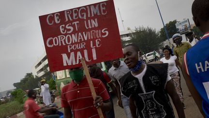 Des manifestants lors d'une marche à Bamako (Mali), le 5 juin 2020. (MICHELE CATTANI / AFP)