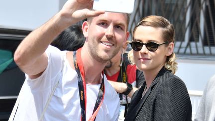 Attention, selfie en vue : n'avait-on pas interdit cette pratique "ridicule et grotesque" sur le tapis rouge ?  Hors montée des marches, ça ne compte pas ! Kristen Stewart, la rebelle membre du jury, joue le jeu cachée derrière ses lunettes noires.
 (MMI/HSS/WENN.COM/SIPA)