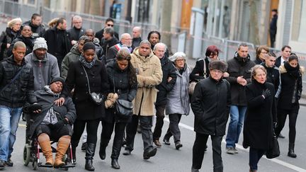 Les familles des victimes des attentats arrivent au d&eacute;fil&eacute;. (MAXPPP)