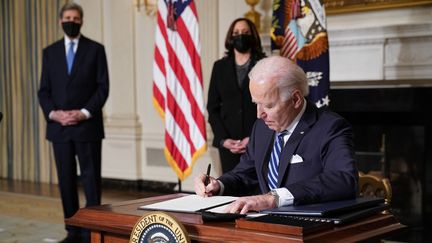 Le président Joe Biden signe des engagements pour lutter contre le changement climatique, le 27 janvier 2021, à la Maison Blanche (Washington, Etats-Unis). (MANDEL NGAN / AFP)