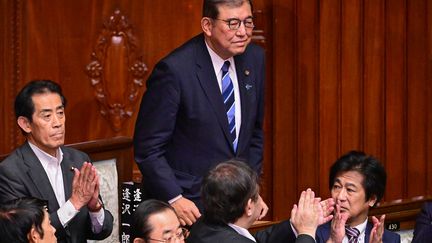 Der neue Premierminister Shigeru Ishiba applaudiert nach seiner Wahl durch das Parlament am 1. Oktober 2024 in Tokio. (YUICHI YAMAZAKI / AFP)