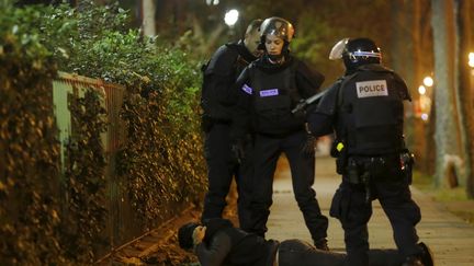 Un homme fait l'objet d'un contrôle d'identité à proximité du Bataclan, le 14 novembre 2015, à Paris. (CHRISTIAN HARTMANN / REUTERS)