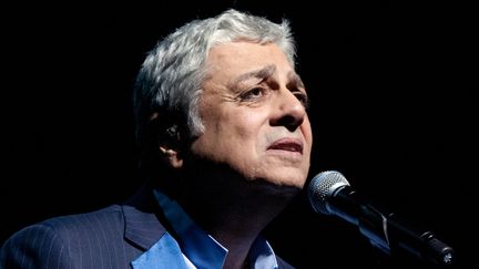 Le chanteur Enrico Macias lors d'un concert &agrave; l'Olympia, &agrave; Paris, le 13 janvier 2014. (PAUL CHARBIT / CITIZENSIDE.COM / AFP)