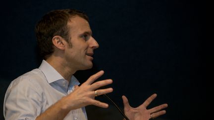 Emmanuel Macron lors d'un meeting en Guadeloupe, le 16 décembre 2016 (HELENE VALENZUELA / AFP)