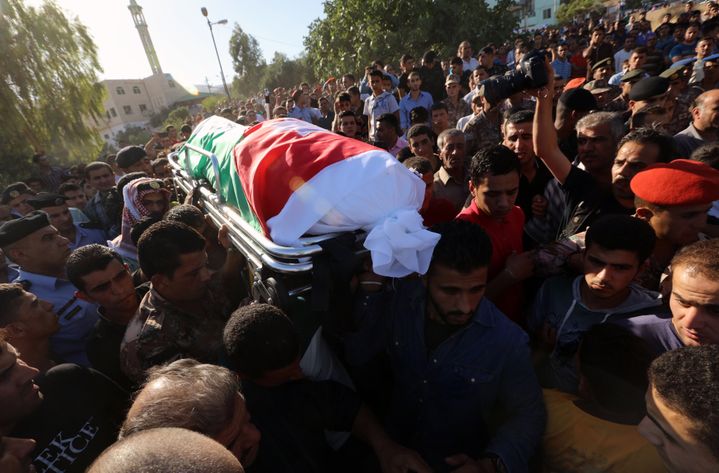 Des soldats jordaniens poirtent la dépouille d'un camarade lors de ses funérailles, le 21 juin 2016 au nord d'Amman, après une attaque suicide contre plusieurs soldats à la frontière avec la Syrie. (AFP)