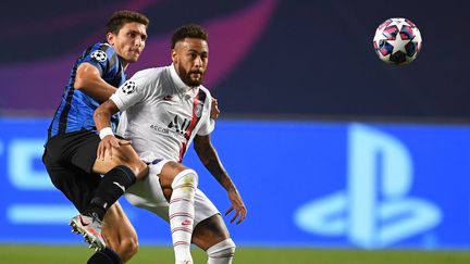 Le défenseur italien,&nbsp;Mattia Caldara, et l'attaquant parisien, Neymar, le 12 août 2020. (DAVID RAMOS / POOL / AFP)