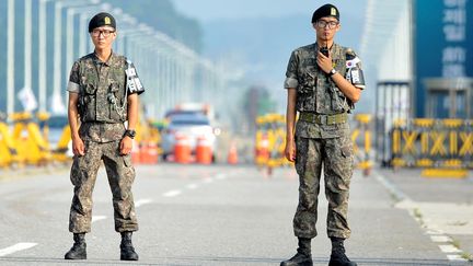 Des soldats sud-cor&eacute;ens &agrave; un check point &agrave; Paju, pr&egrave;s de la fronti&egrave;re nord-cor&eacute;enne, mercredi 14 ao&ucirc;t 2013. (JUNG YEON-JE / AFP)