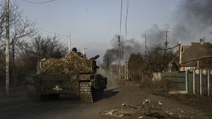 Un char ukrainien à Chasiv Yar (Ukraine), à proximité de Bakhmout, le 20 mars 2023. (ARIS MESSINIS / AFP)