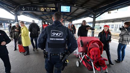 La SNCF a renforcé ses équipes dans les trains et sur les quais de gare, notamment pendant l'été. (FRANCK DUBRAY / MAXPPP)