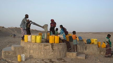 En chemin, les Afars se réapprovisionnent en eau dans le village Ahmed Ela, où une source s’est formée grâce à l’infiltration souterraine d’un cours d’eau.
 
La plupart des villages afars sont construits près de l’Awash, une rivière qui prend sa  source dans les plateaux d'Ethiopie. (Reuters/Siegfried Modola)