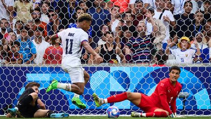 Désiré Doué face à la Nouvelle-Zélande lors du troisième match de poules de l'équipe de France aux Jeux olympiques de Paris, le 30 juillet 2024 au stade Vélodrome de Marseille. (CLEMENT MAHOUDEAU / AFP)