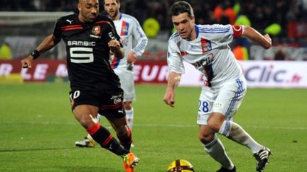 Jérémy Toulalan (Lyon) aux prises avec Stéphane Dalmat (Rennes).