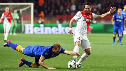 Le d&eacute;fenseur de la Juventus de Turin&nbsp;Giorgio Chiellini&nbsp;face au joueur de l'AS Monaco Joao Moutinho&nbsp;lors du quart de finale retour de la Ligue des Champions, &agrave; Monaco, le 22 avril 2015. (PASCAL GUYOT / AFP)