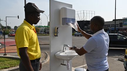 Abidjan - Côte d'Ivoire
Devant un centre commercial, un vigile s'assure que les clients se lavent les mains comme il se doit avant de pénétrer dans les magasins. (ISSOUF SANOGO / AFP)