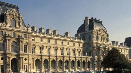 la façade du musée du Louvre, place du Carousel, à Paris.
 (Jean Claude Mallinjod / Ina)